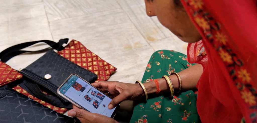 Indisk kvinna använder mobiltelefon